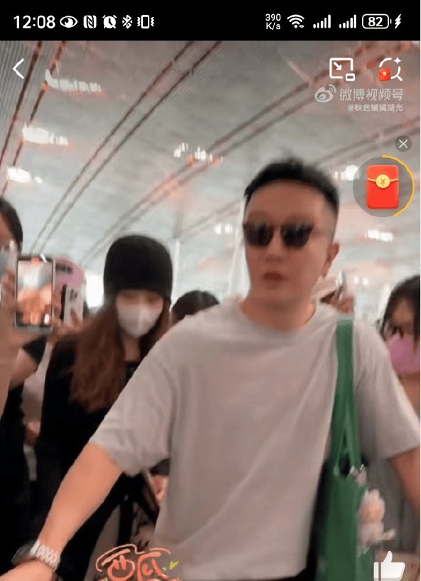 路人把李兰迪经纪人当成明星
