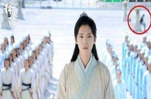 明星尴尬影视穿帮：张娜麦克风突然掉落地上，歌声却没间断
