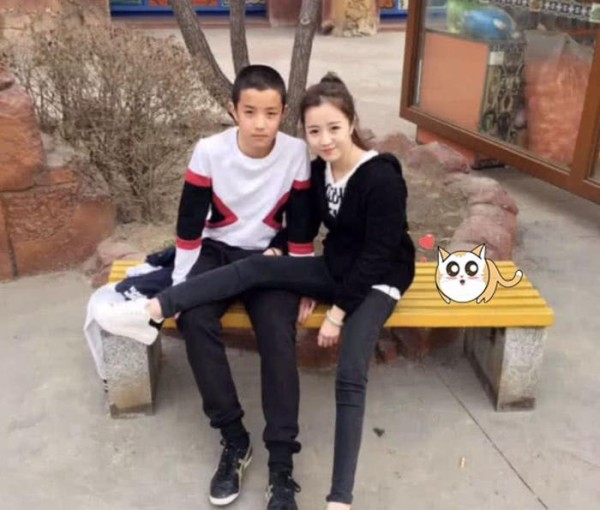莉哥弟弟真实身份曝光,被姐姐拖下水直播还债,网友:好前程毁了