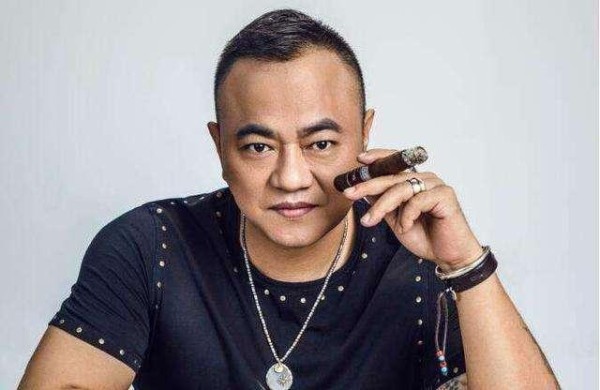 他曾是保镖出身，却被赵本山一手捧红，如今逆袭成人生赢家