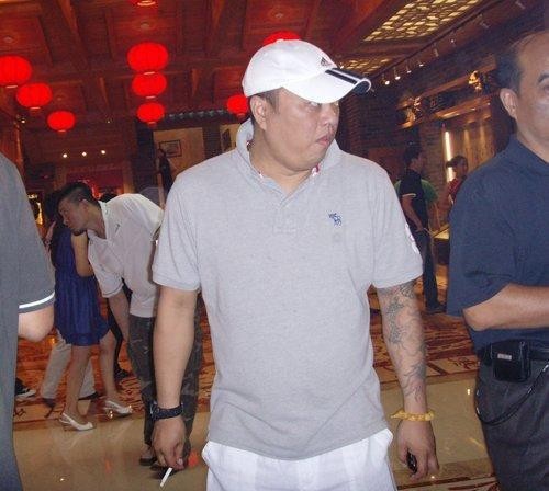 他曾是保镖出身，却被赵本山一手捧红，如今逆袭成人生赢家