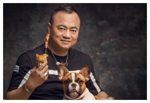 保镖受到赵本山喜爱，努力出门，如今出道多年身价上亿收获爱情