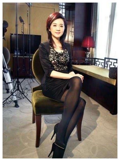 她曾是央视著名主持人，趁原配怀孕成功上位，婚后丈夫绯闻不断