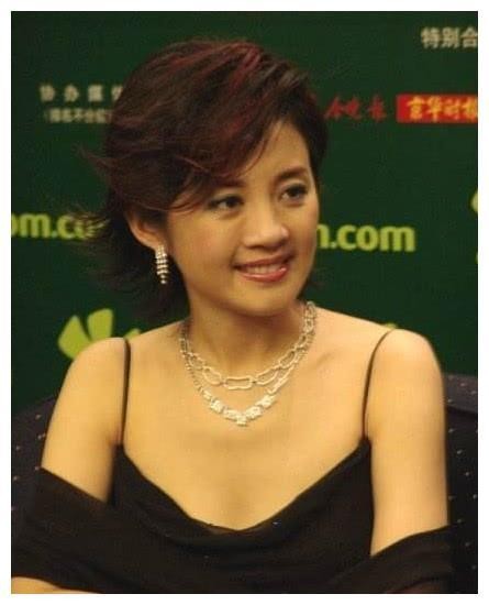 她曾是央视著名主持人，趁原配怀孕成功上位，婚后丈夫绯闻不断