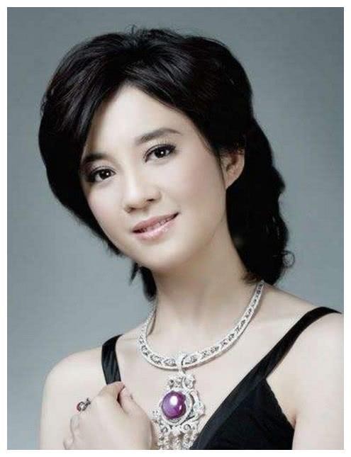 她曾是央视著名主持人，趁原配怀孕成功上位，婚后丈夫绯闻不断
