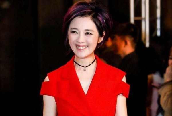 央视最美才女许戈辉，因私生活混乱被劝退，挺着孕肚成功上位！