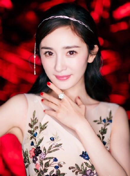 嘉人盛典红毯众女星争奇斗艳，袁姗姗、杨幂、杨颖，谁惊艳了你？