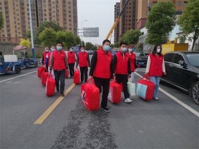 正阳义工：五一献爱心 情暖环卫工