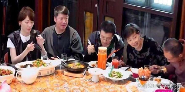 娱乐圈潜规则：资源藏在血缘，普通人如何突破“关系天花板”？