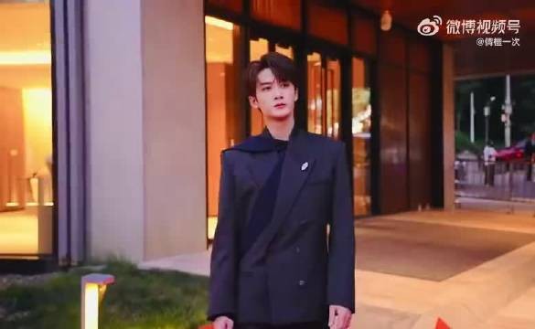 檀健次飘带西装亮相谈演员使命