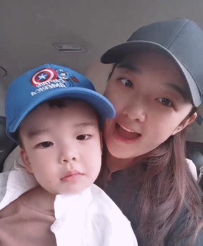 吴雅婷带儿子同框搞怪，番薯弟弟十分配合，秒变表情包，可爱爆表