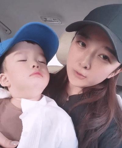 吴雅婷带儿子同框搞怪，番薯弟弟十分配合，秒变表情包，可爱爆表