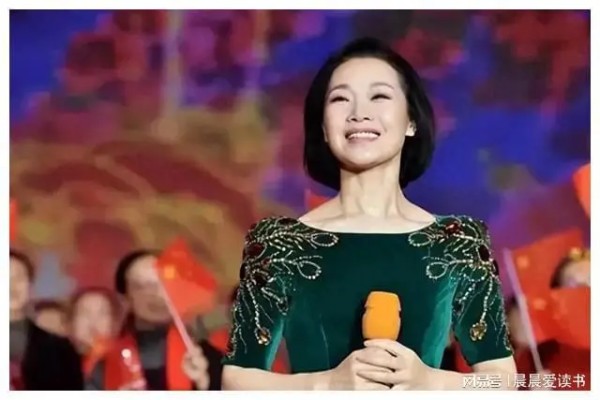 她称为“小宋祖英”，15次登上春晚，男友离世后至今单身