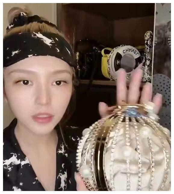 周扬青花36W买“菜篮子”，搭配99包邮的裙子，难怪拍照高级