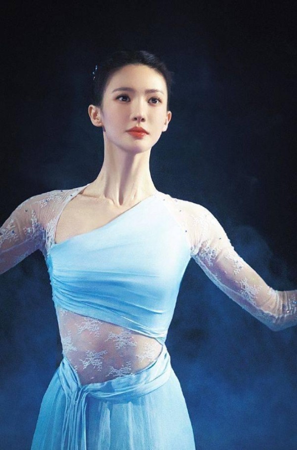 隐瞒了我们14年！金晨的亲生父亲原来是他，难怪女儿能够大红大紫