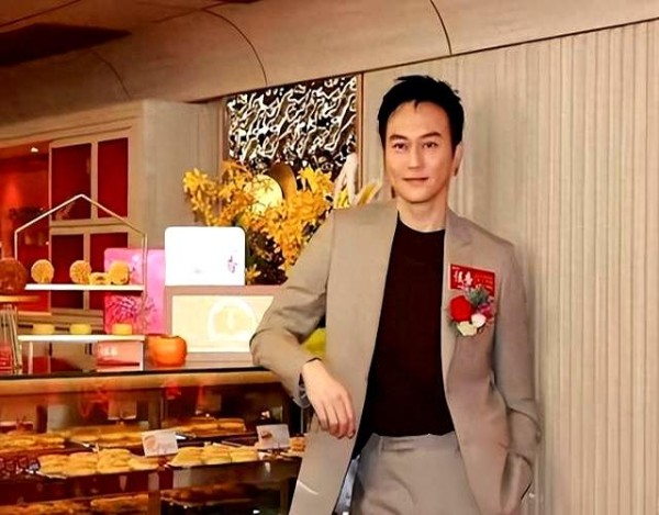 TVB昔日男星被批摆谱？助理蹲地整理惹议