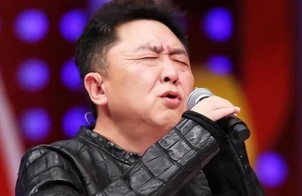 相声皇后于谦：唯一穿大褂领奖的影帝，一句话让大佬损失4亿