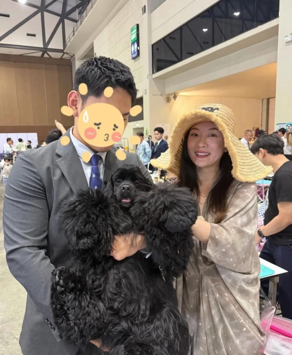 霍思燕带嗯哼现身泰国参加犬展，穿长裙状态少女，但背影还是显壮