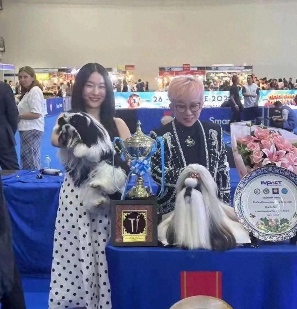 霍思燕带11岁嗯哼泰国看狗展！44岁穿的很潮流，儿子个子直追