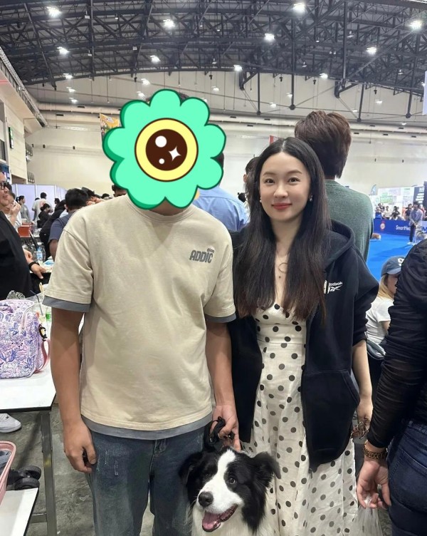 霍思燕带嗯哼现身泰国犬展，穿长裙造型少女感十足，但背影微显壮