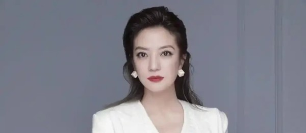不知道：琼瑶姐姐捧红了这15位明星：第一：范冰冰，第二：赵薇，第三：林心如…… 这串名字，曾是多少人青春年少的回忆。 我，一个资深琼瑶剧迷，今天想跟大家聊聊这些明星背后的故事，一些鲜为人知的幕后细节，以及我个人的一些感受。
故事要从我小时候说起。那时，电视机还是家里的奢侈品，每当琼瑶剧开播，整个街坊邻居都挤在我们家看。 我清晰地记得，第一次看到林青霞，那惊艳的容颜，仿佛是从画中走出来的一般。她饰演...