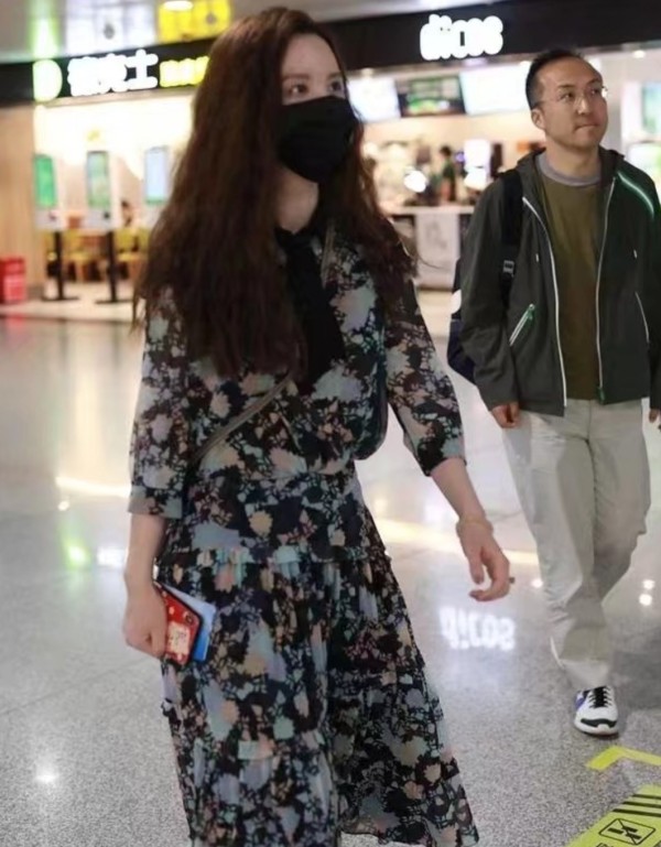 张萌和富豪丈夫罕见同框，总裁吕超发际线堪忧，和张萌像父女