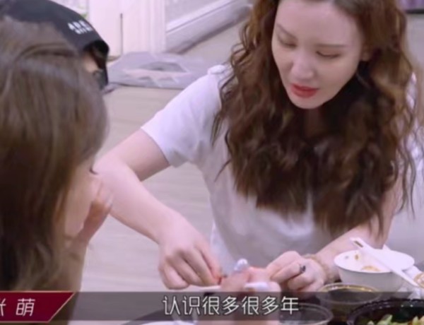 张萌和富豪丈夫罕见同框，总裁吕超发际线堪忧，和张萌像父女