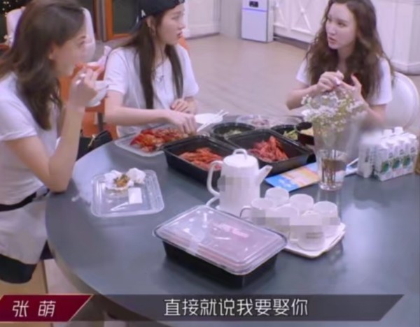 张萌和富豪丈夫罕见同框，总裁吕超发际线堪忧，和张萌像父女