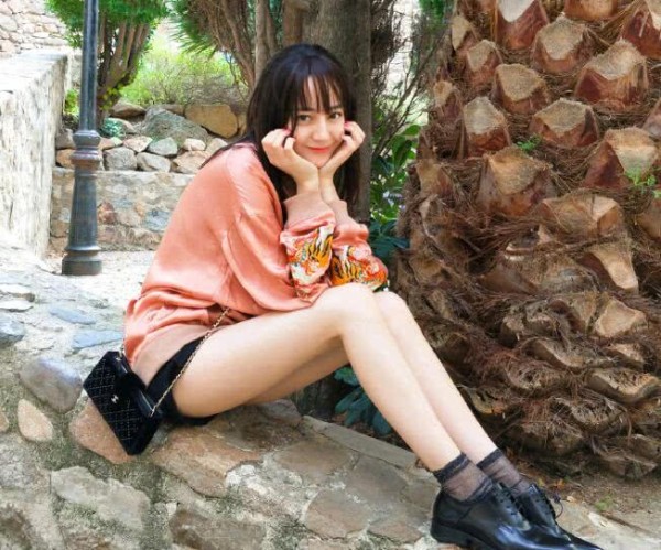 胸以下全是腿！迪丽热巴晒美照，穿橘子长裙秒变“女巨人”