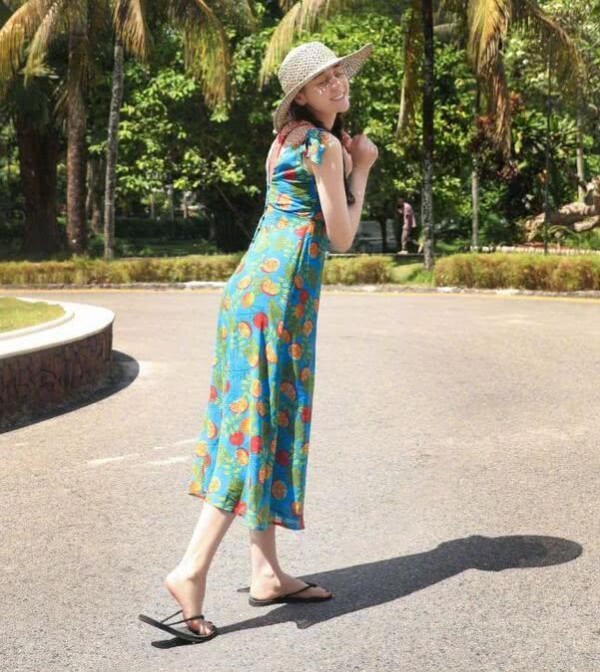 胸以下全是腿！迪丽热巴晒美照，穿橘子长裙秒变“女巨人”
