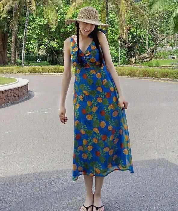 胸以下全是腿！迪丽热巴晒美照，穿橘子长裙秒变“女巨人”
