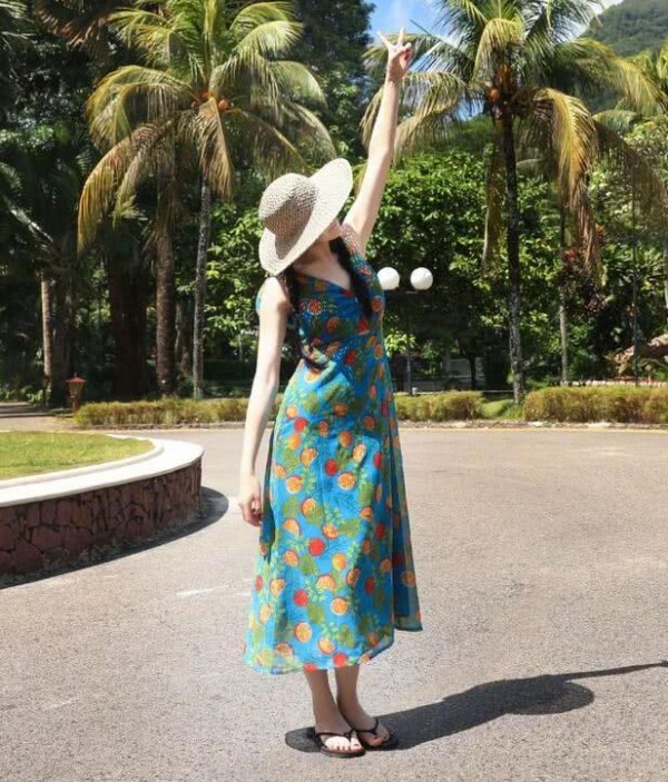 胸以下全是腿！迪丽热巴晒美照，穿橘子长裙秒变“女巨人”
