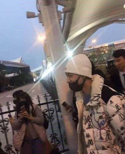 小鬼王琳凯吻照风波后首现身 与粉丝聊得十分开心