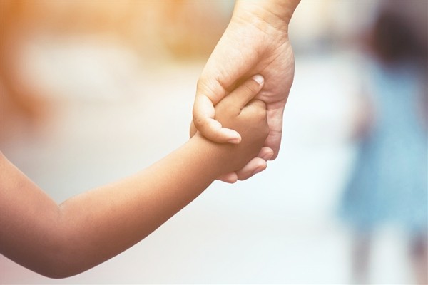 父亲为和女儿联系：生活费每月分4次给