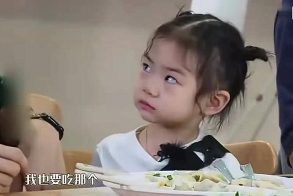 有种遗传叫戚薇和她女儿！两人翻白眼如出一辙，瞪得还是同一个人