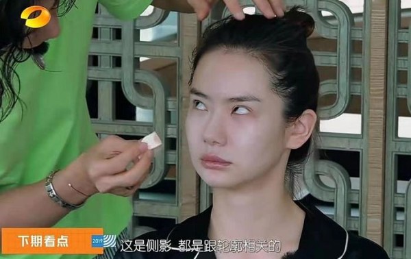 有种遗传叫戚薇和她女儿！两人翻白眼如出一辙，瞪得还是同一个人