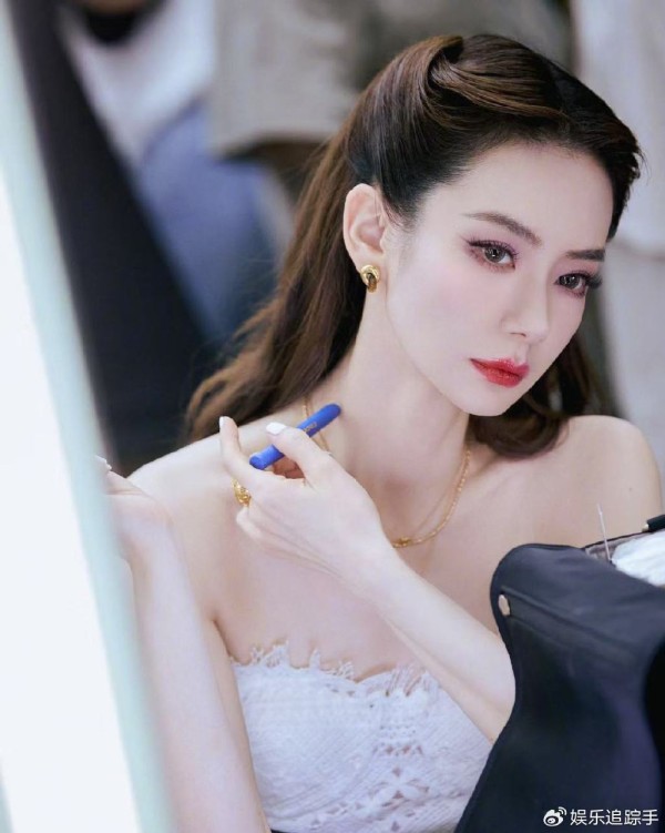 戚薇 10 岁女儿近照流出！引上万人围观，网友疑问：这娃长这样了？