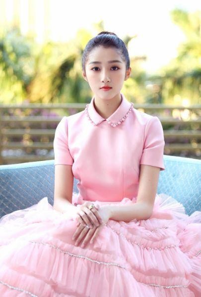 关晓彤吃东西被偷拍，却意外曝光手上“鸽子蛋”是鹿晗送的？