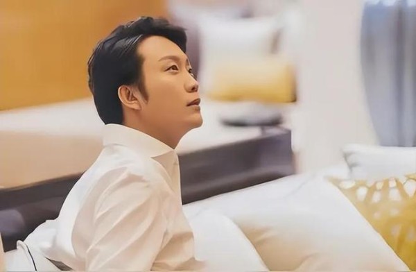 45岁的李玉刚，不恋爱不结婚，步履蹒跚需搀扶，他到底图个什么？
