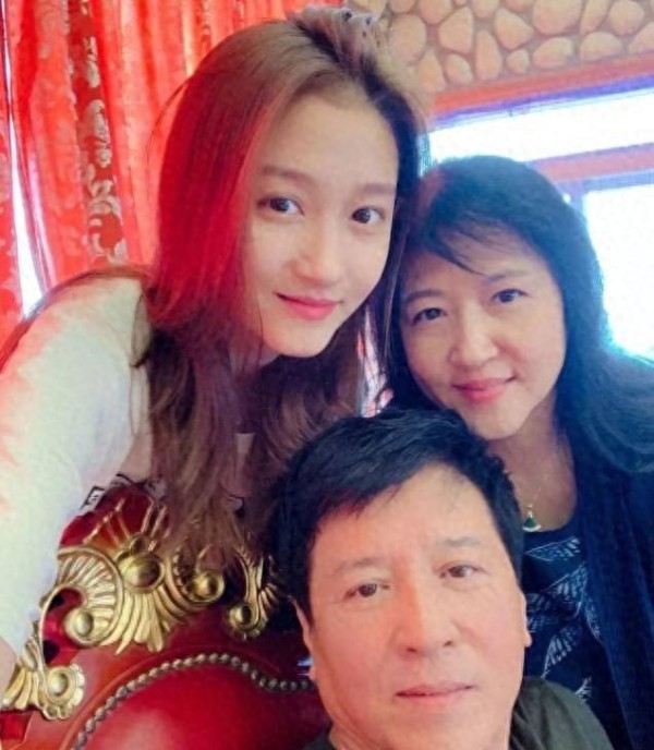 网友考古八年发现：原来她有个姐姐！关晓彤姐妹情细节太好哭