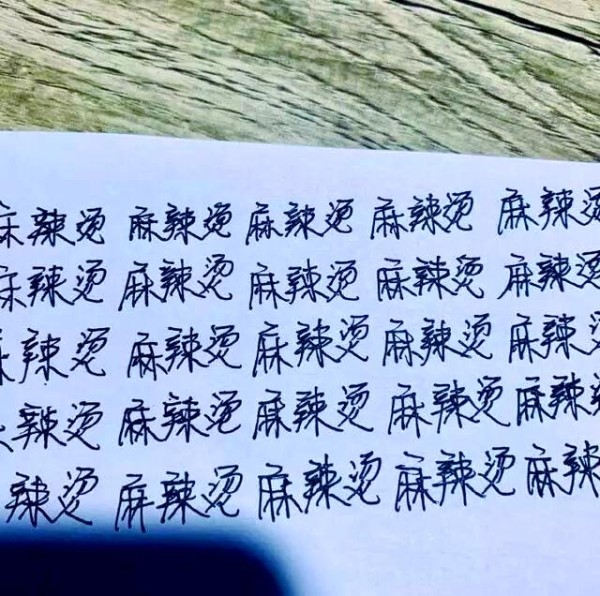 明星如何以真心打动粉丝：从互动到回馈的多样化探索