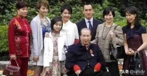 cvsdv：九位明星，孩子数量多到让人咋舌！娱乐圈真是个神奇的地方，不仅明星光鲜亮丽，连他们的家庭规模也让人大开眼界。

先说说汤镇业，这位老戏骨，儿女成群，堪比小型足球队，前妻后妻加起来，五个娃，阵容豪华。李连杰，功夫巨星，四个女儿，个个都是掌上明珠，妥妥的女儿国国王。徐少强，感情经历丰富多彩，五个孩子，遍布各地，简直是“孩子遍天下”的现实版。吴佩慈，虽然没嫁入豪门，但四个孩子，也足够热闹非凡，...