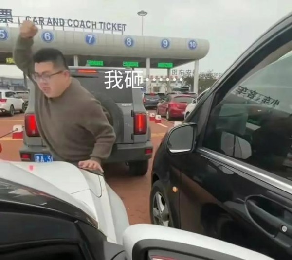 “奔驰强行加塞”事件反转了，徐老太被举报，惯用伎俩做网红-有驾