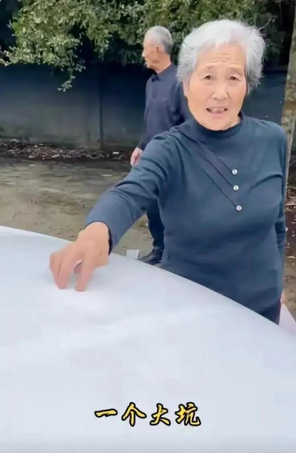 “奔驰强行加塞”事件反转了，徐老太被举报，惯用伎俩做网红-有驾
