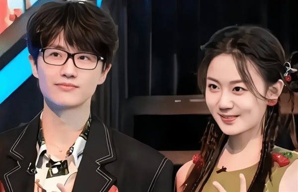 许嵩年轻男女明星在节目现场互动合影