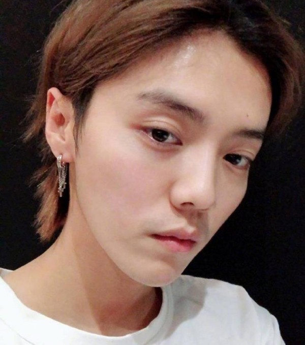 男明星的生图有多强？一个个都没化妆，“怼脸拍”连毛孔都看不见