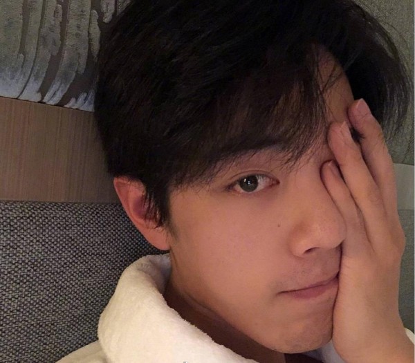 男明星的生图有多强？一个个都没化妆，“怼脸拍”连毛孔都看不见