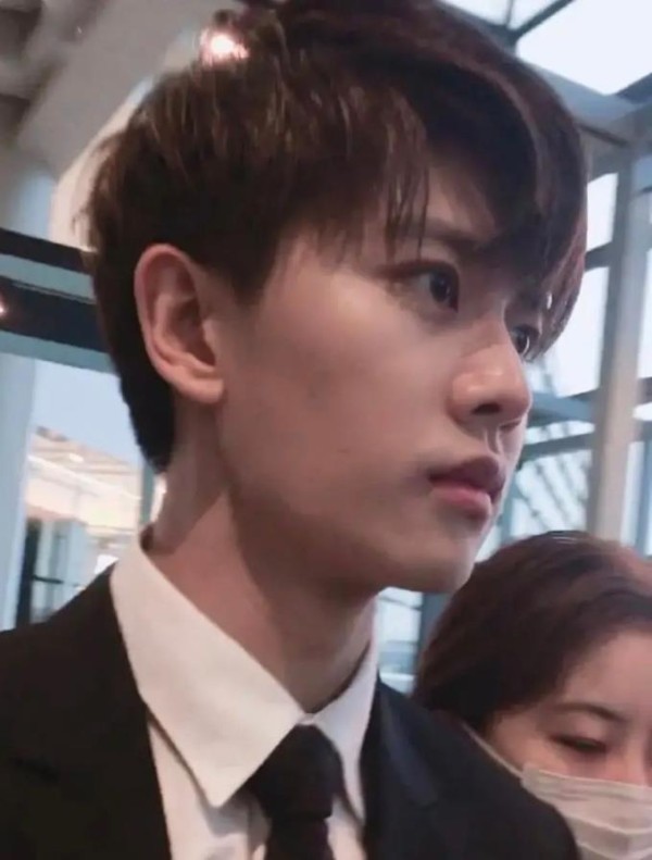 男明星的生图有多强？一个个都没化妆，“怼脸拍”连毛孔都看不见