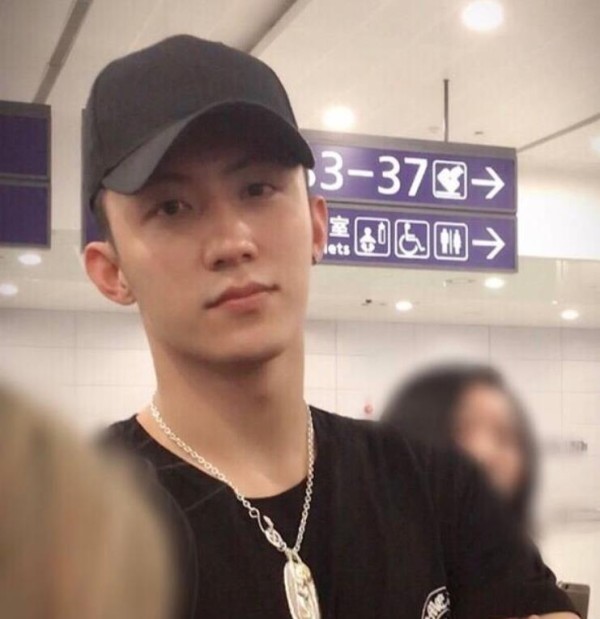男明星的生图有多强？一个个都没化妆，“怼脸拍”连毛孔都看不见