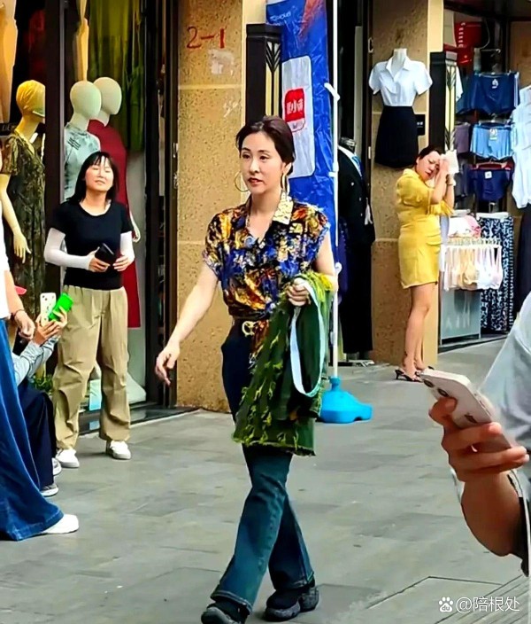 路人镜头下的张碧晨，确实看出实际年...@陪根处的动态